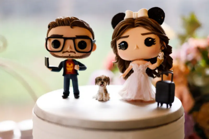 topo do bolo de casamento personalizados estilo Funko Pop feitos de biscuit