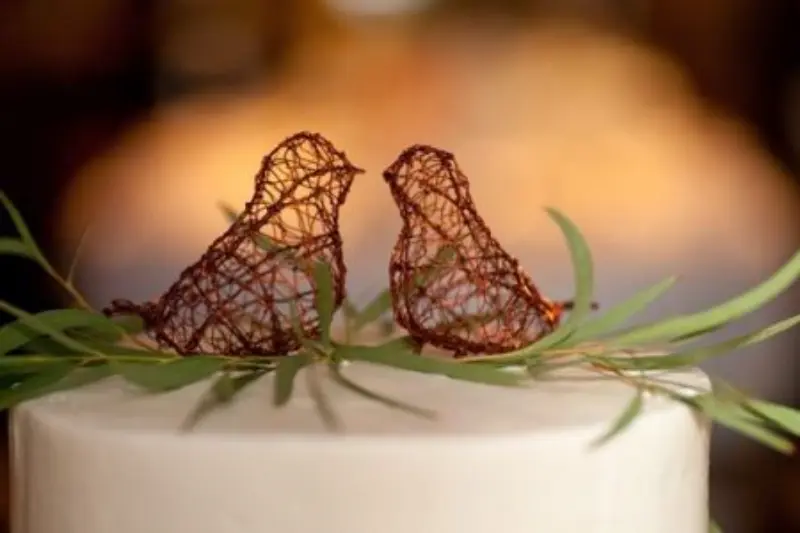 topo de bolo de pássaros artesanais feitos com arame de cobre trançado