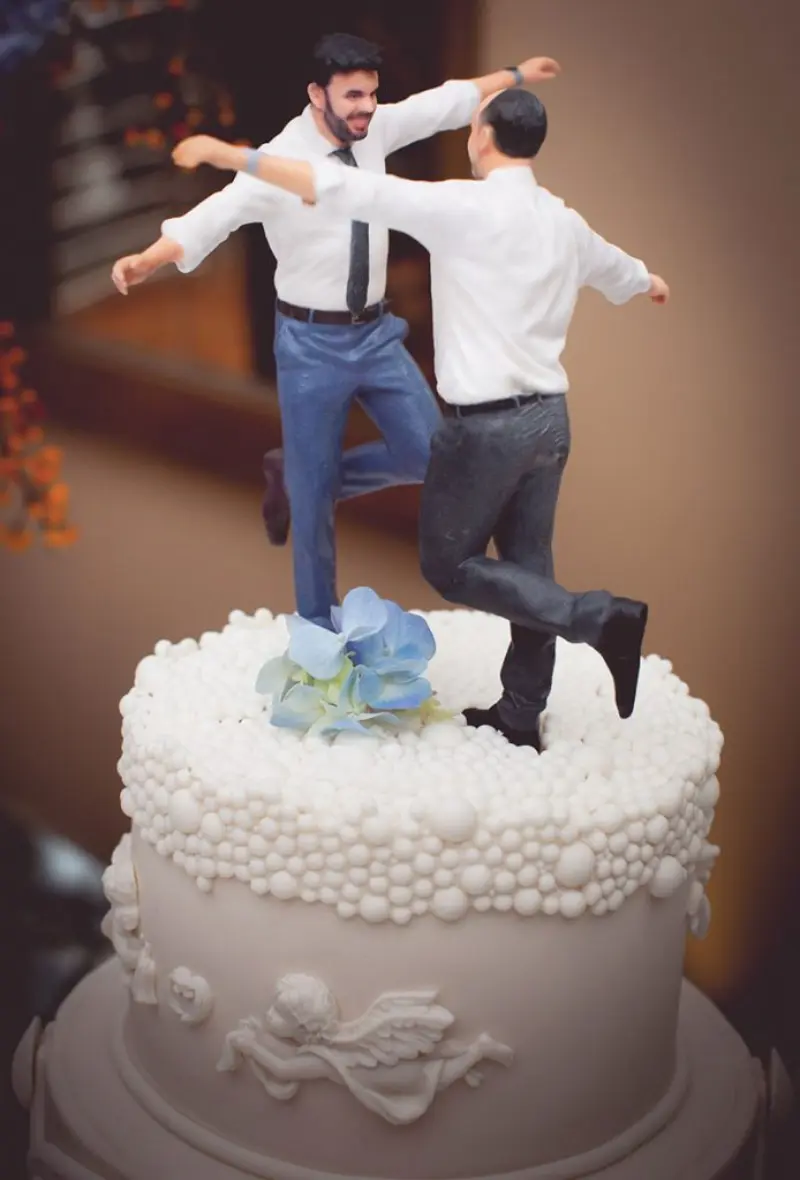 topo do bolo de dois homens