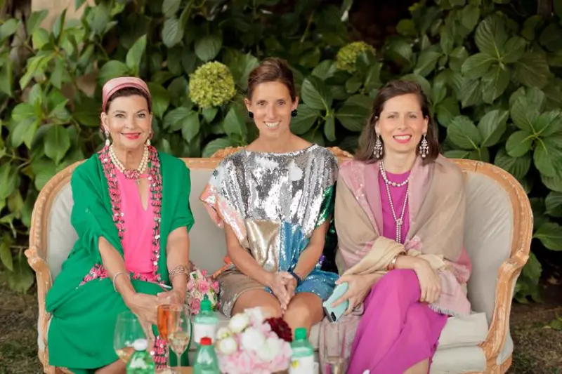 tr&ecirc;s mulheres com roupa de casamento tarde