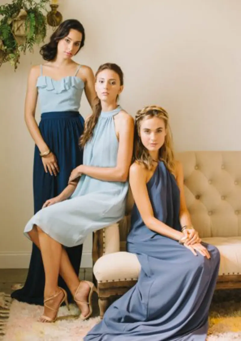tr&ecirc;s mulheres com vestidos em tons de azul