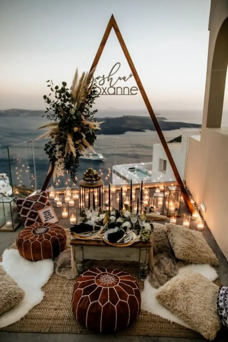 ambienta&ccedil;&atilde;o &eacute; composta por velas e flores secas, como capim-dos-pampas