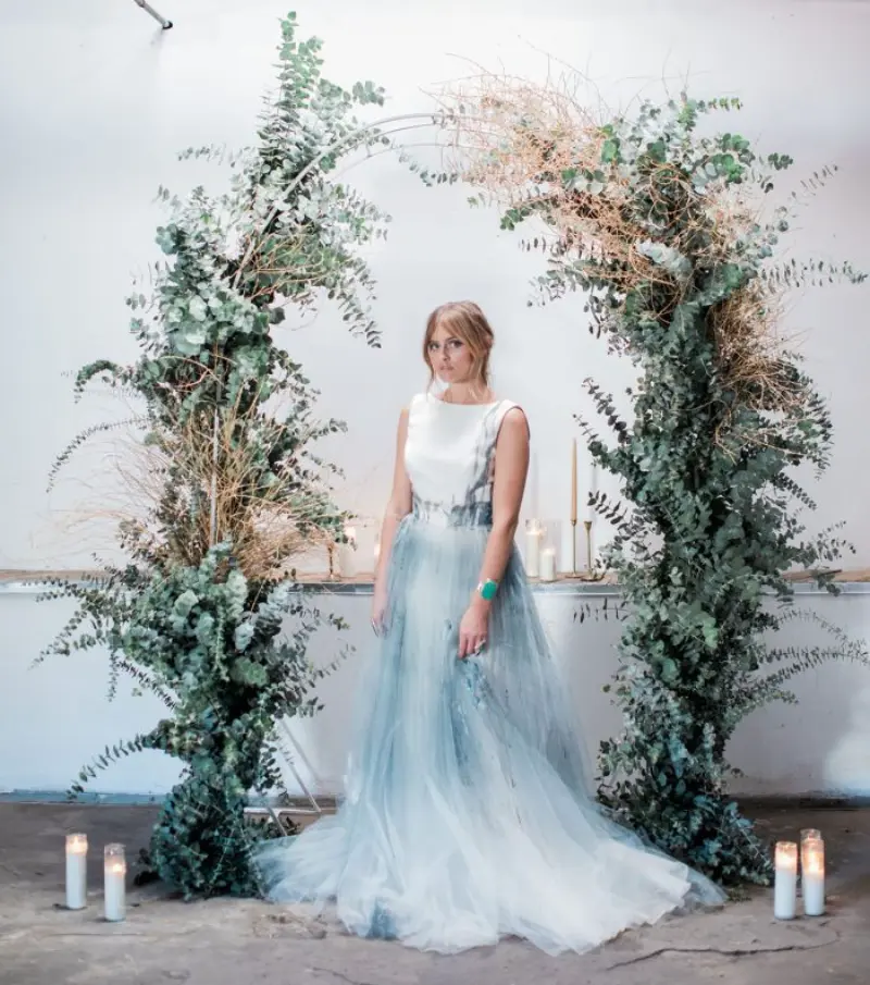vestido de noiva azul com saia flu&iacute;da