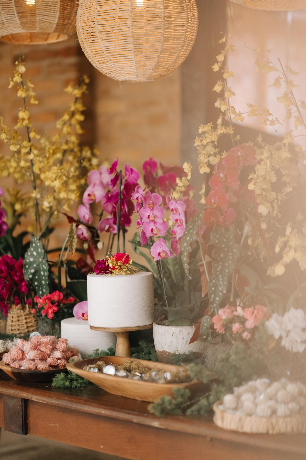 mesa com dois bolos de casamentos branco simples com topo de flores coloridas