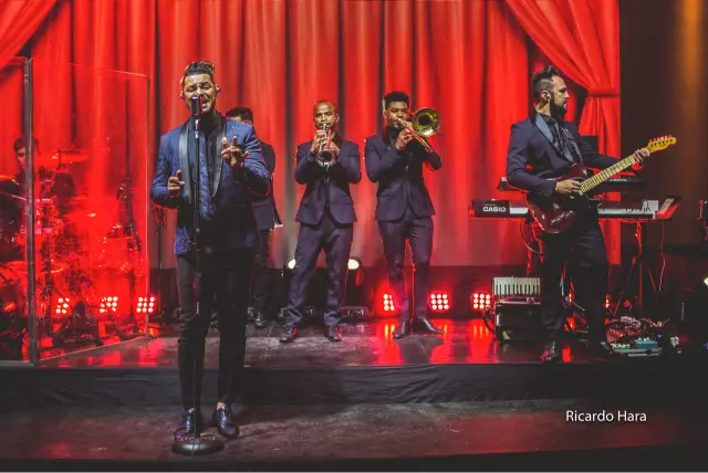 banda se apresentando em casamento