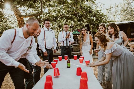 Casais jogando beer pong
