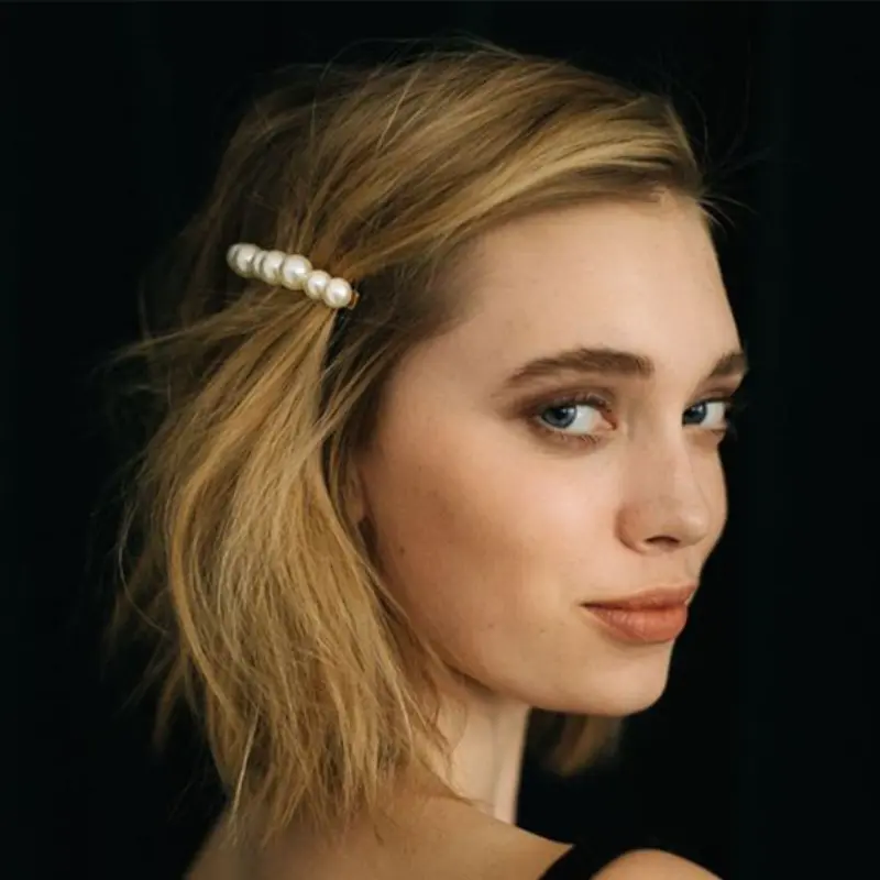 cabelo curto com presilha