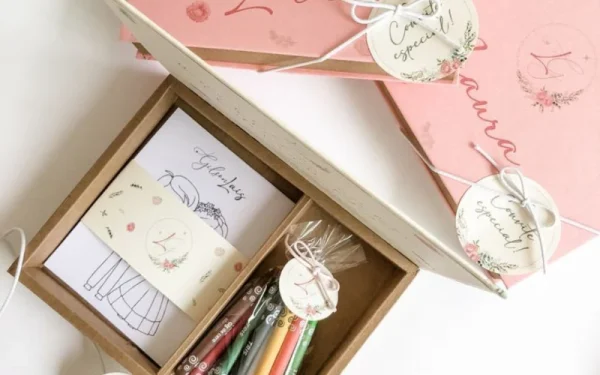 capa post: caixa presente para daminha de casamento com lápis de colorir e desenhos