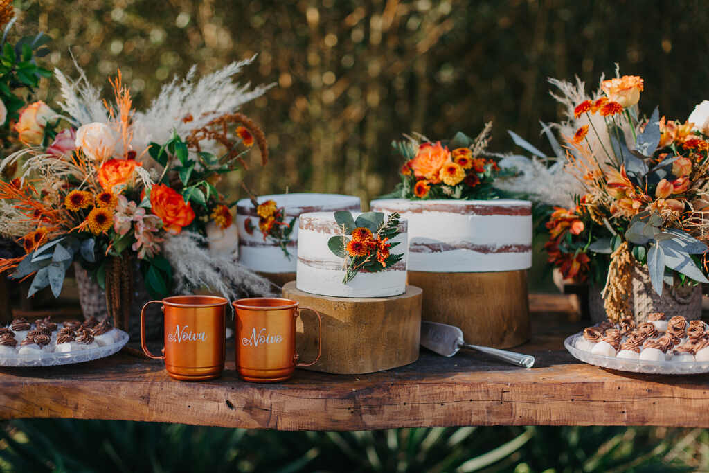 mesa rústica com bolos de casamento branco semi espatulado