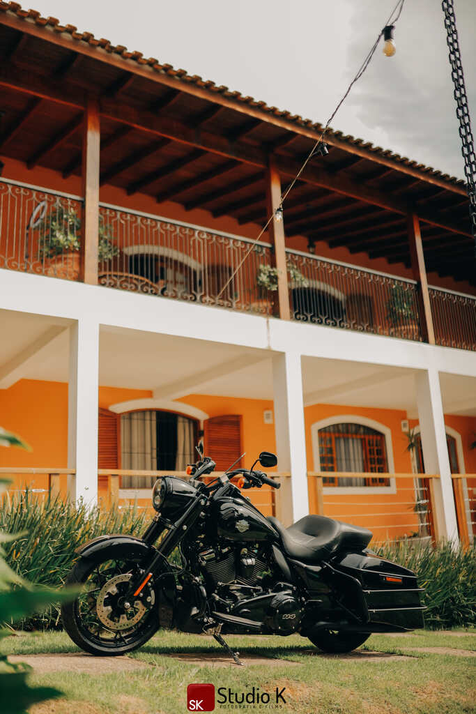 moto preta em frente a casa