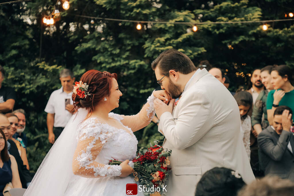 noivo beijando a mão da noiva