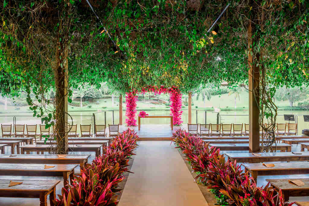 salão decorado com altar com flores rosas