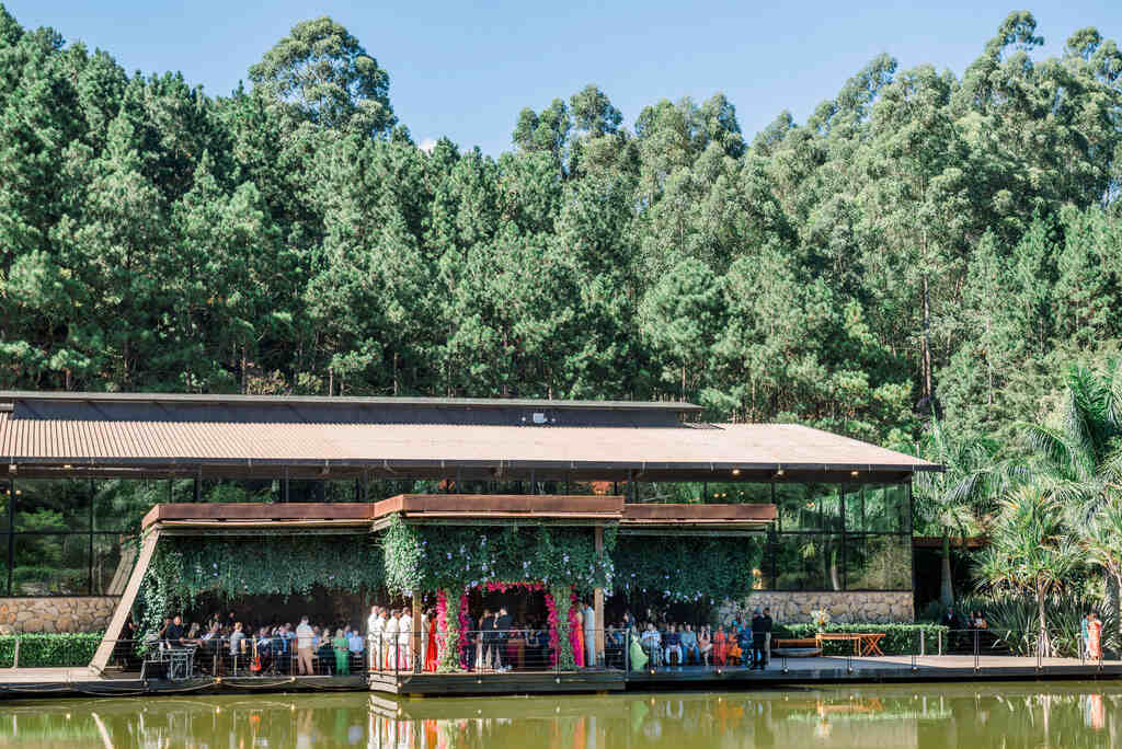 salão para casamento com vista para o lago