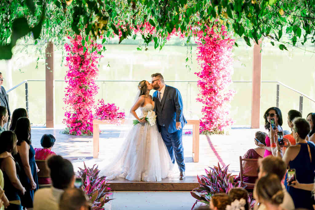 noivos se beijando no altar