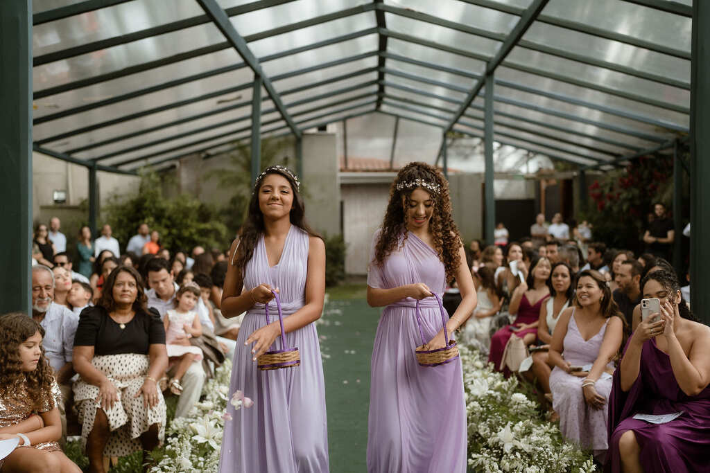 entrada das daminhas adultas com vestidos lilás com cestas de vime