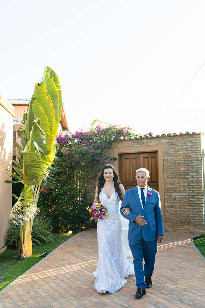 entrada da noiva ao lado do pai com terno azul