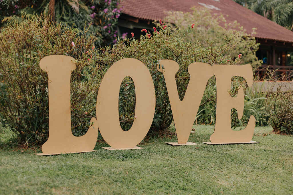 letreiro de madeira escrito love no campo