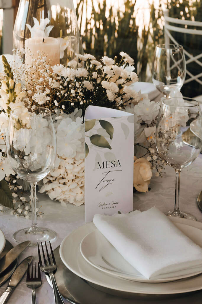 menu de casamento branco com estampa de folhas