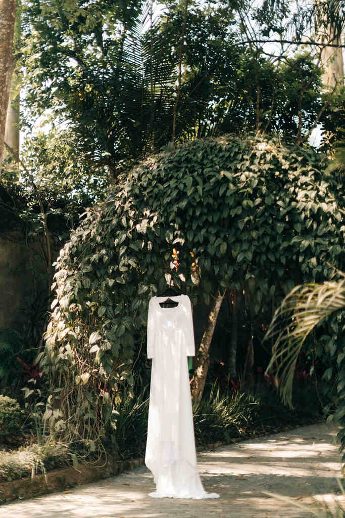vestido de noiva minimalista pendurado no cabide na árvore