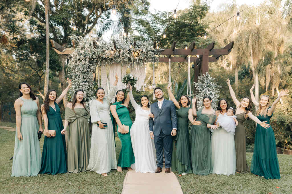 noivos ao lado das madrinhas com vestidos em tons de verde