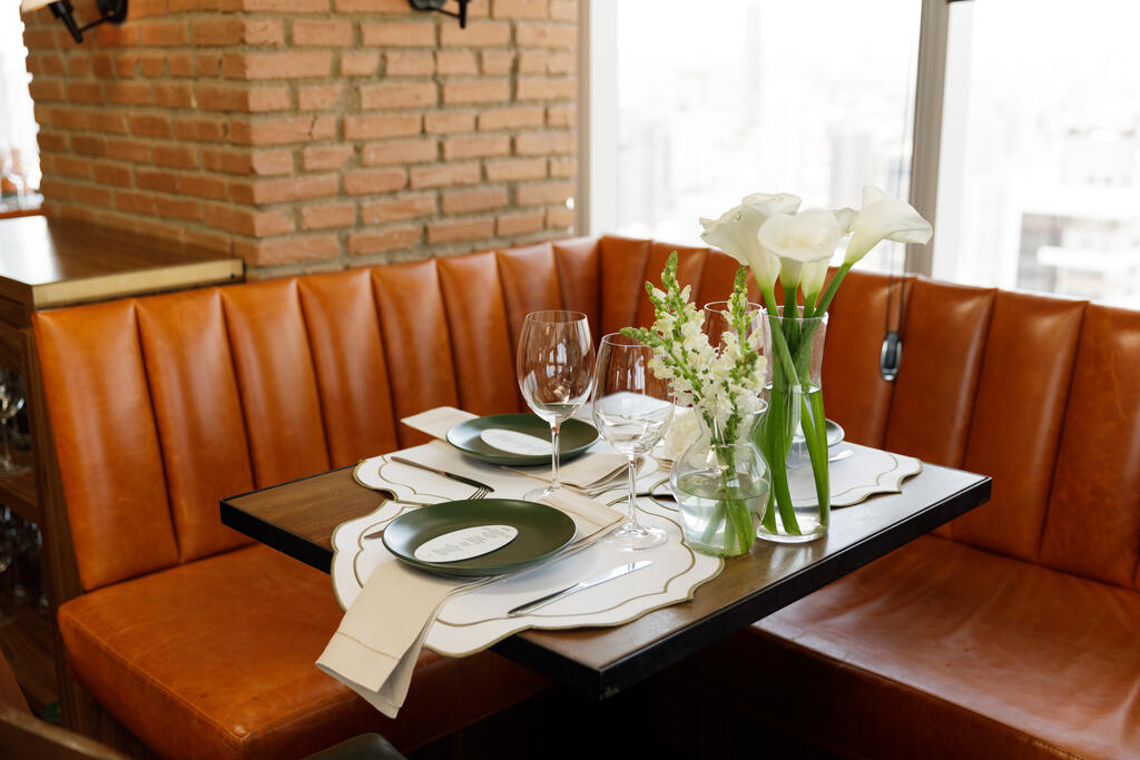 mesa com canto alemão com mesa posta minimalista e elegante