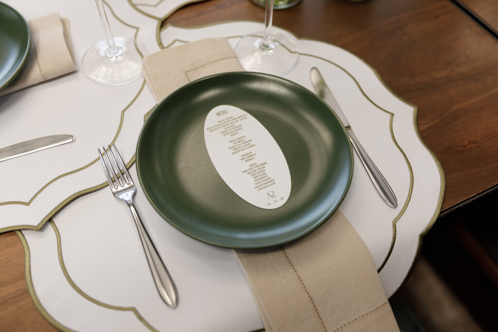 mesa posta minimalista e elegante com prato verde