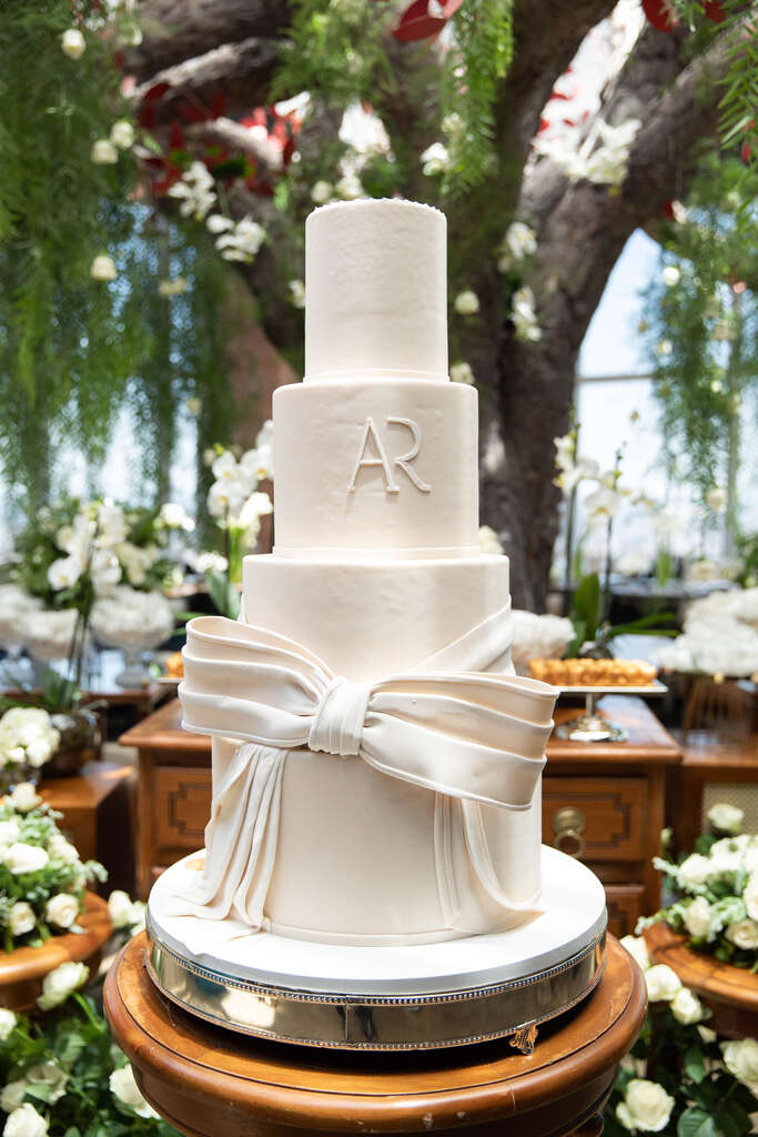 bolo de casamento com quatro andares com laço