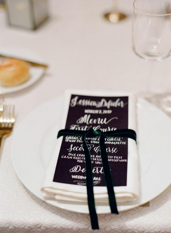 menu para casamento preto e branco com laço de fita e guardanapo branco