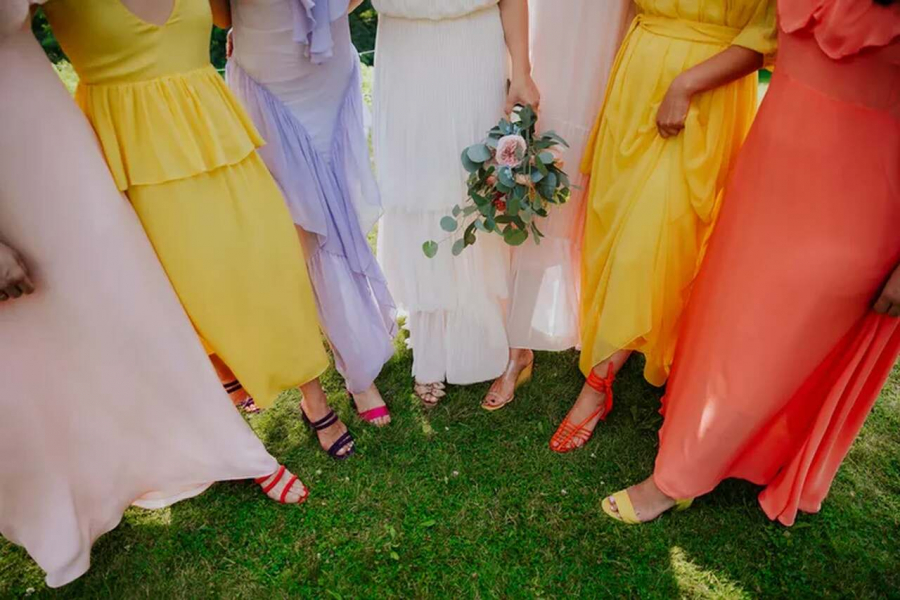 vestido e sapato de casamento coloridos para madrinhas com buquê