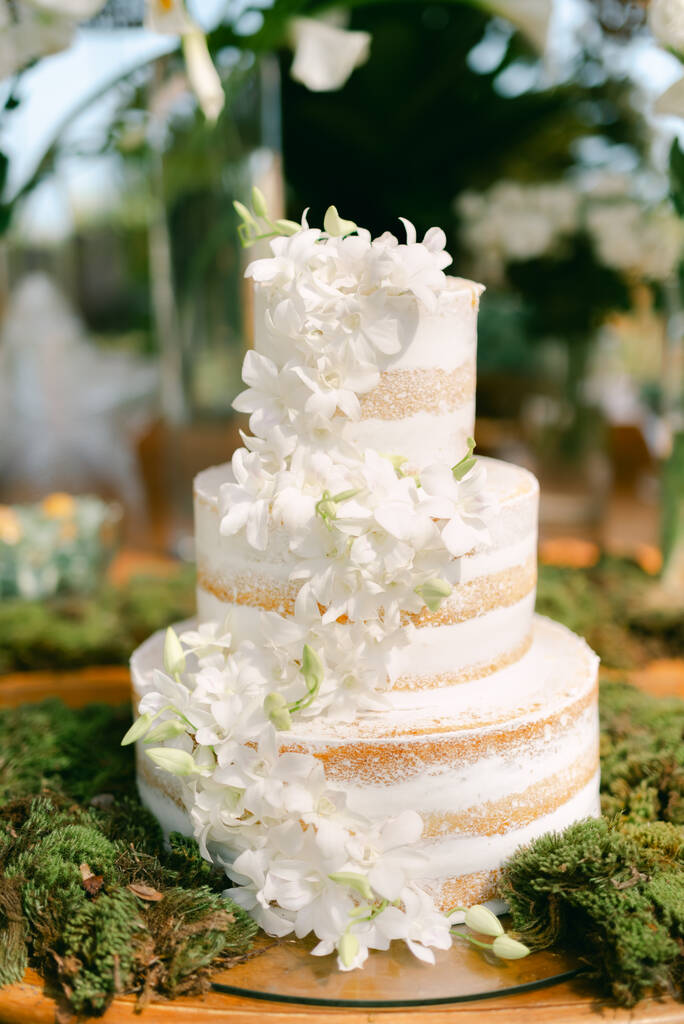 bolo de casamento de três andares semi espatulado com topo de flores brancas