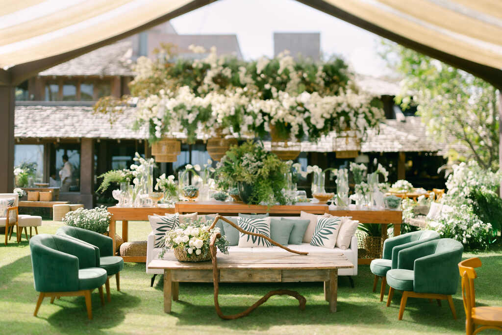 lounge para casamento com sofá branco com almofadas estampadas e poltronas na cor sage green