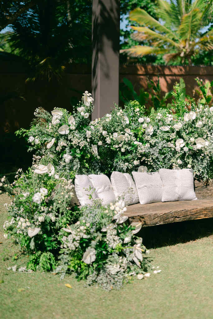 banco de madeira decorado com flores brancas