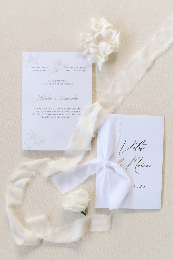 convite de casamento e votos de casamento branco minimalista e em tecido em cima