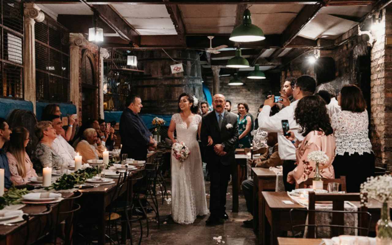 entrada da noiva em casamento no restaurante a noite