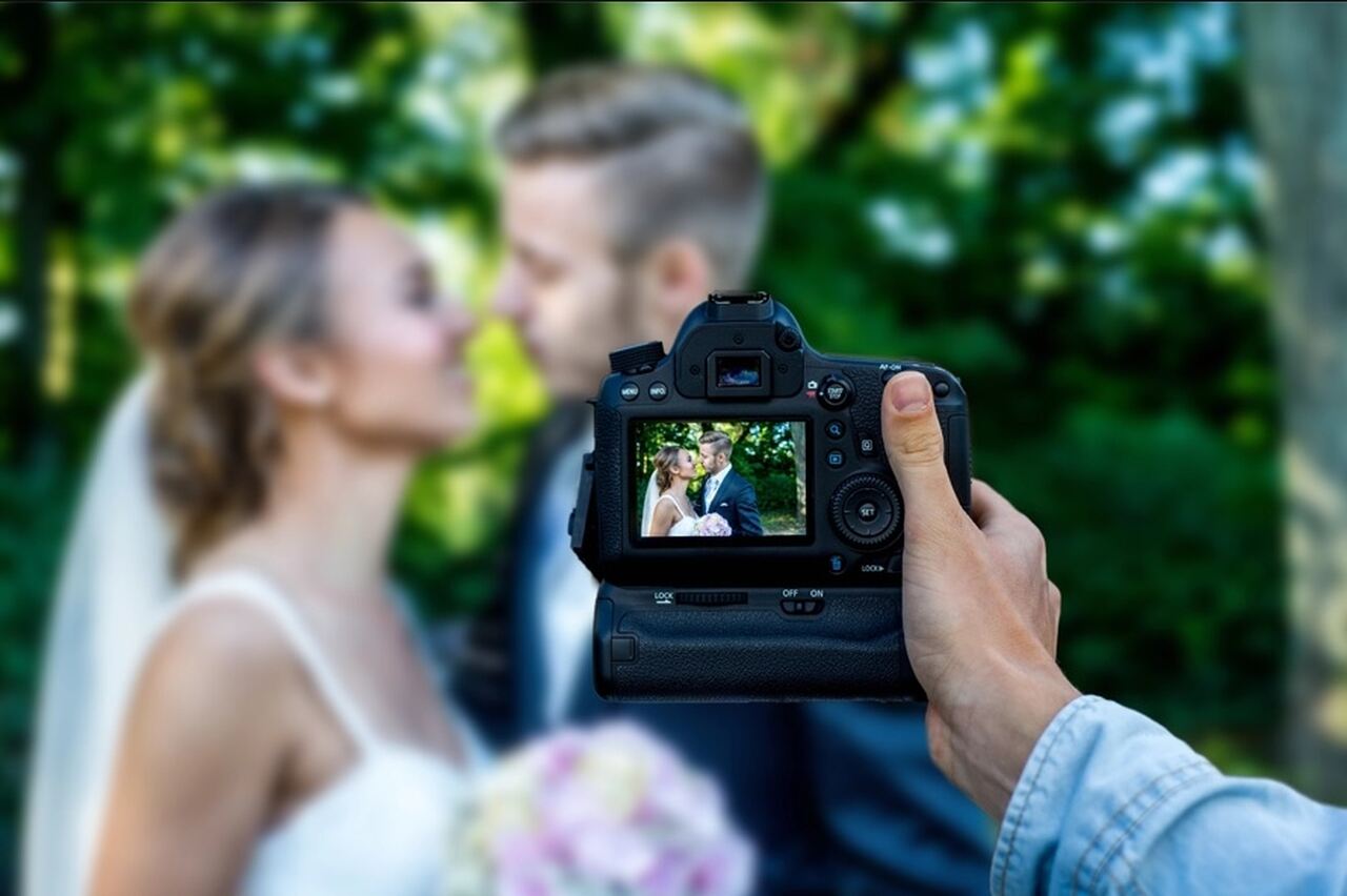 fotógrafo câmera noivos