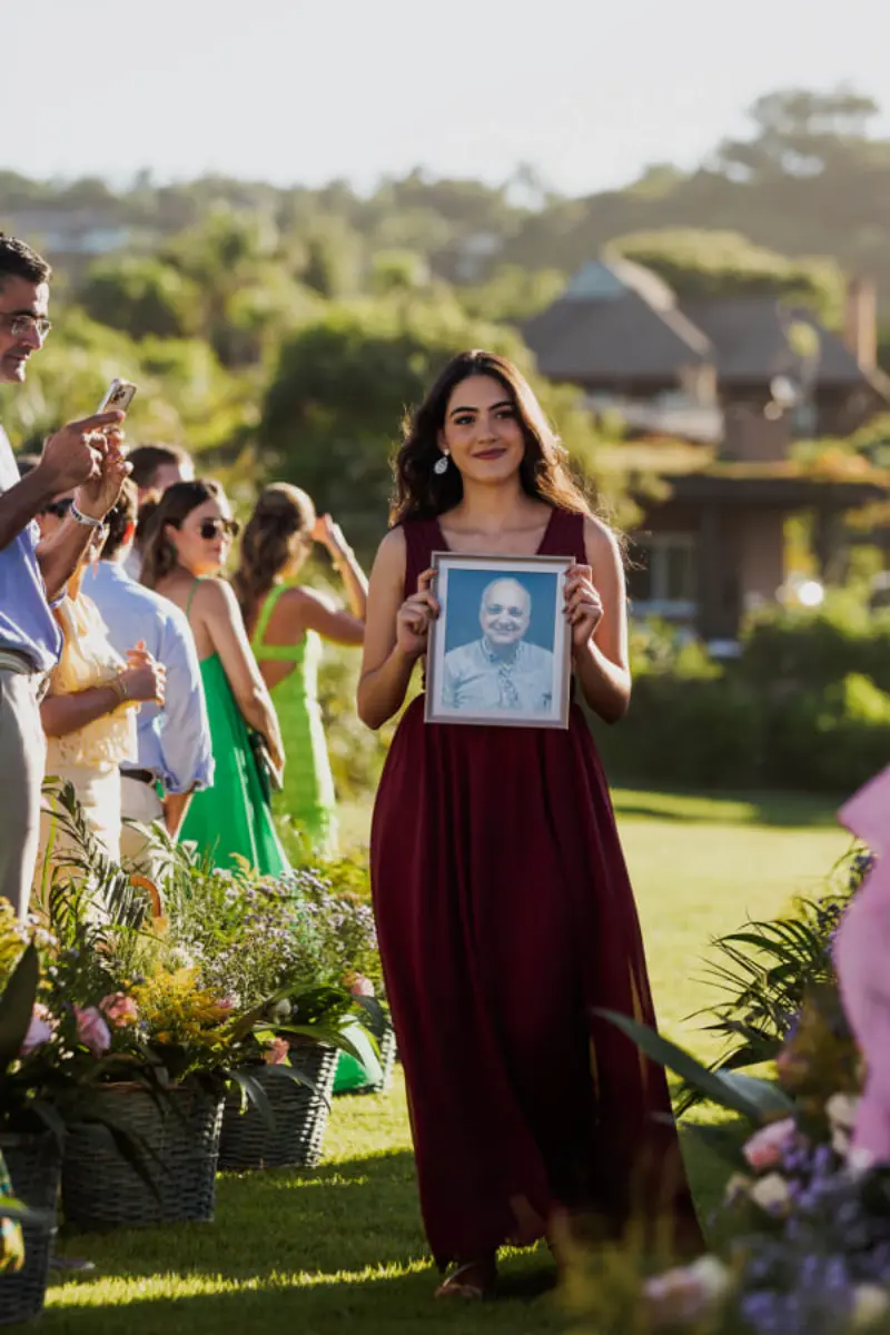 in memorian na cerimônia com retrato do homenageado