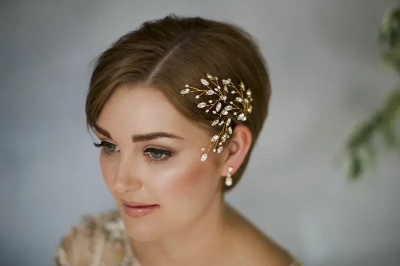 penteado para casamento em cabelo curto com acess&oacute;rio