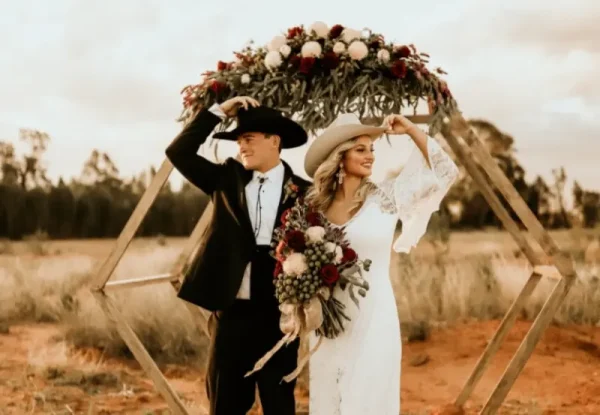 capa post: noiva e noivo em casamento estilo country