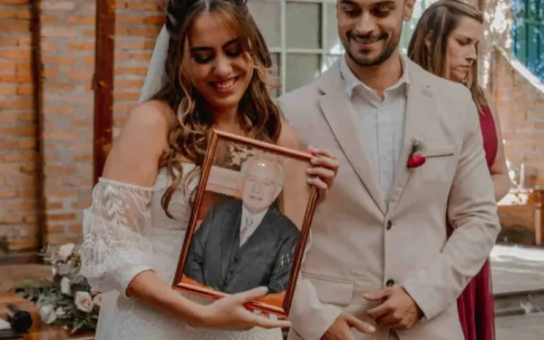 capa post: noiva segurando retrato em in memorian