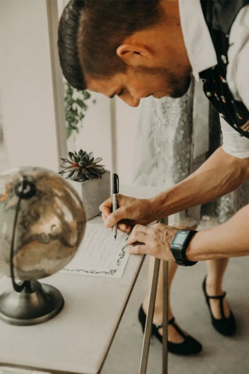 noivo assinando o documento de casamento gratuito