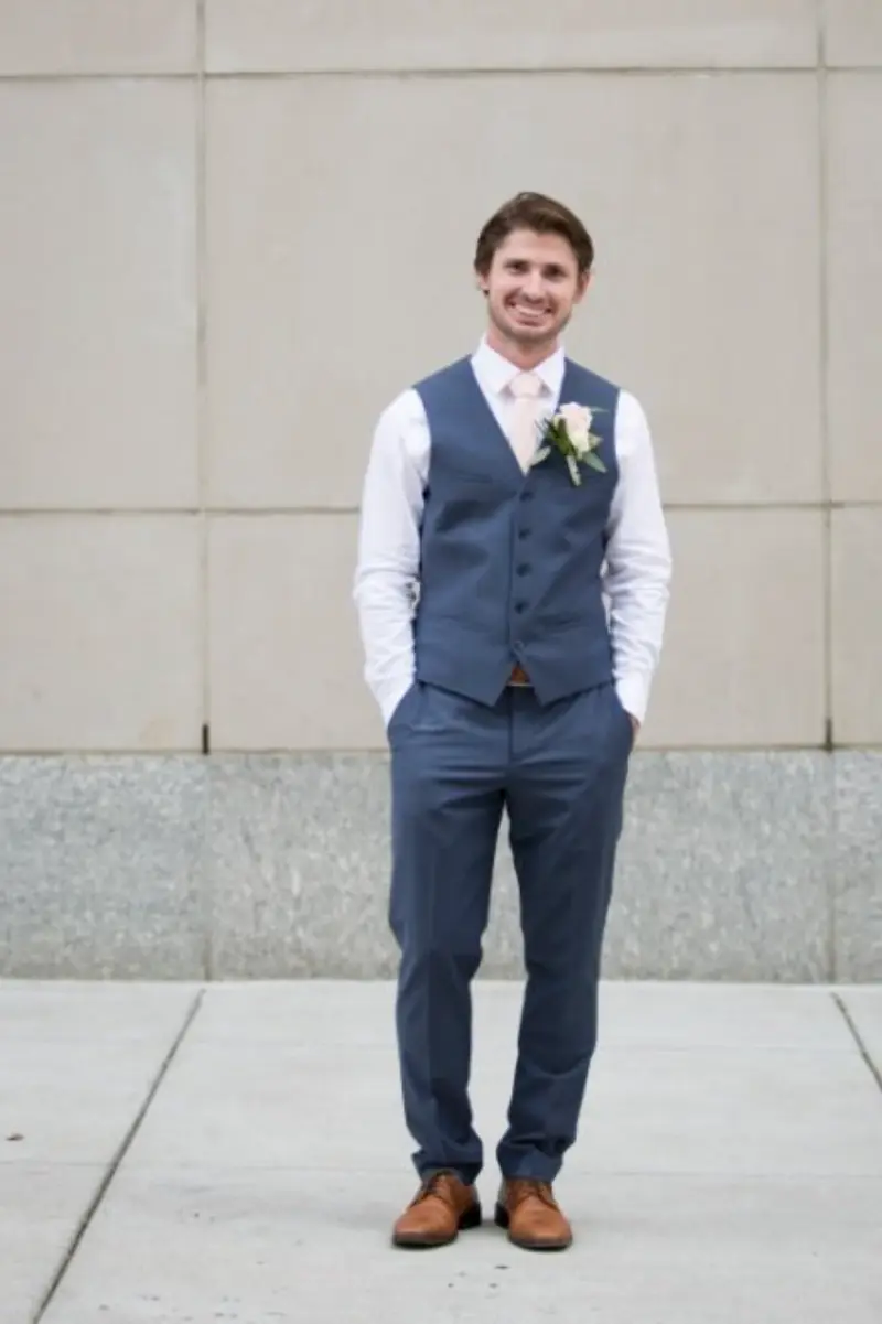 noivo de colete em casamento civil