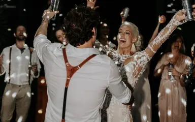 noivos dançando em casamento