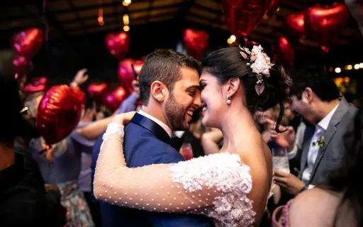 noivos dançando em festa de casamento
