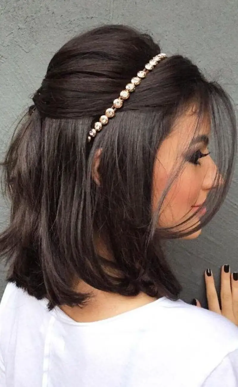 penteado com tiara para cabelo liso curto