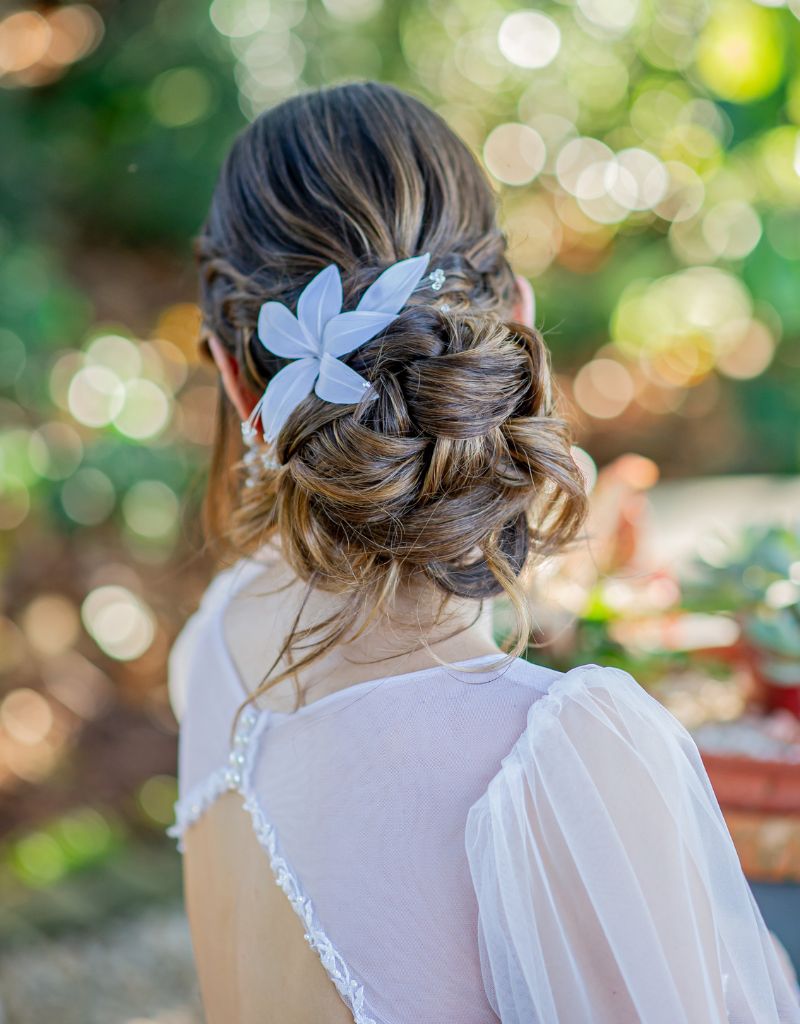 penteado com trança e flor