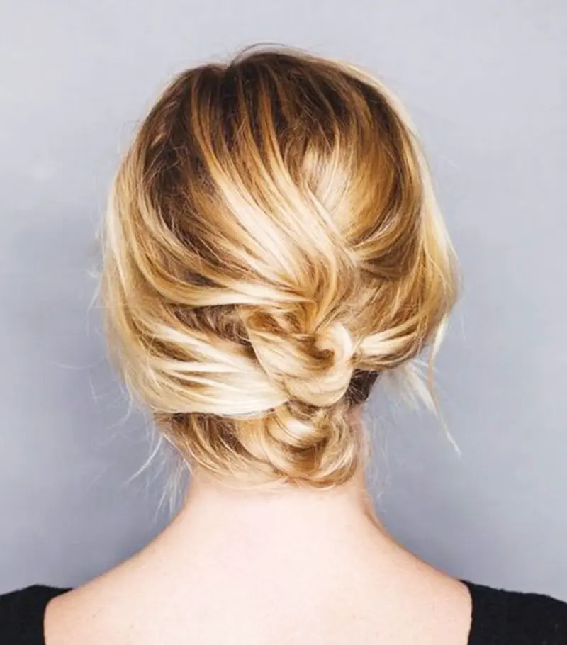 penteado coque baixo para cabelo curto