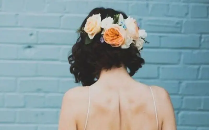 penteado de cabelo curto com flores