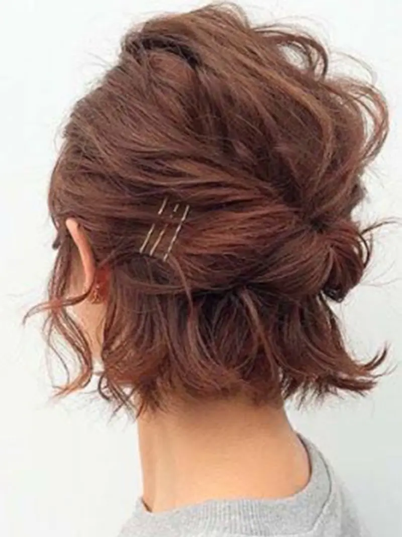 penteado messy cabelo curto com grampos