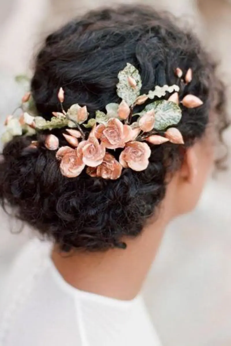 penteado para casamento cabelo curto cacheado