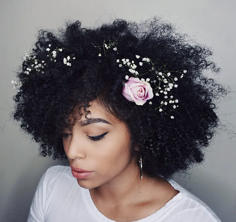 penteado para casamento cabelo curto e crespo com flores
